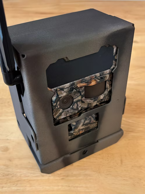 Yellowstone Y2 Trail Camera Bundle with Metal Bear Box Security Case & Huntemup Accessories